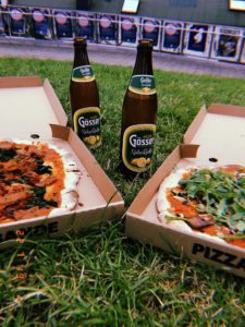 Pizza und Bier: Das Duo für einen entspannten Abend mit Freunden